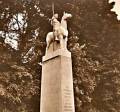miejsca:1914:rosja:obwod_kaliningradzki:czerniachowsk:archiwum:ulanendenkmal03.jpg
