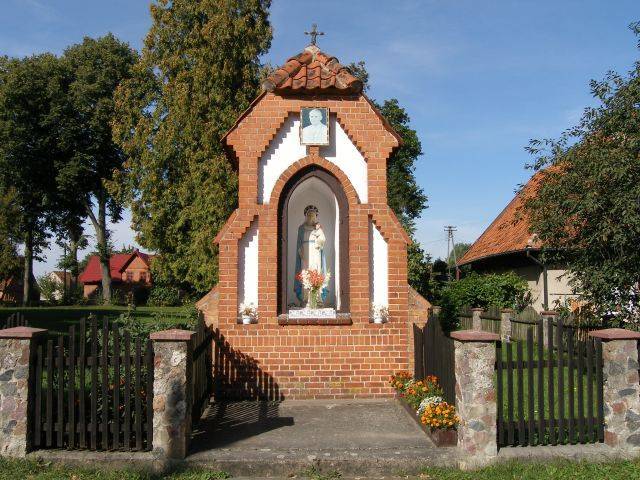 Gryźliny, kapliczka w miejscu pomnika plebiscytowego